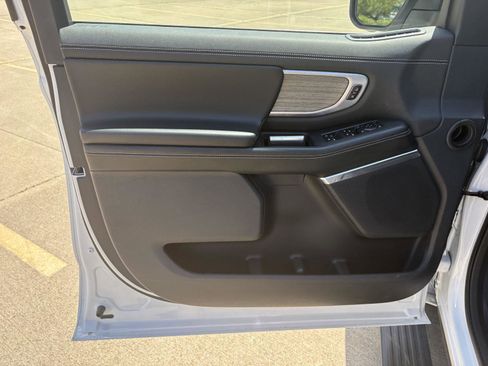 Used 2025 Ford Expedition Platinum AWD/4WD image 3