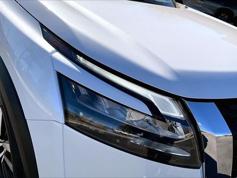 New 2025 Nissan Pathfinder Platinum image 13