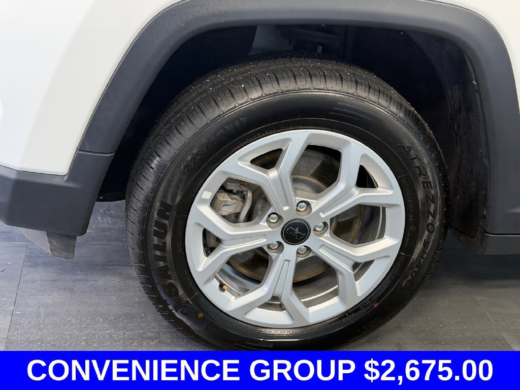 Used 2025 Jeep Compass Latitude w/ Sun & Sound Group AWD/4WD image 4