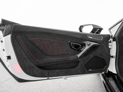 Used 2018 Lamborghini Huracan Performante AWD/4WD image 13