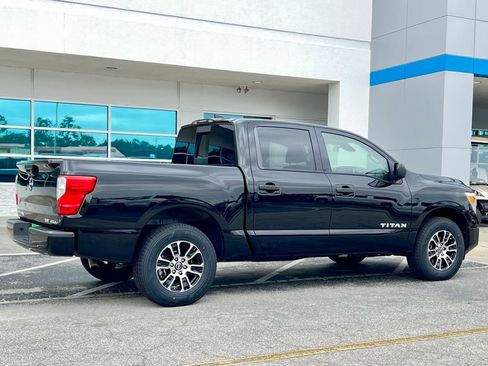 Used 2023 Nissan Titan SV image 4