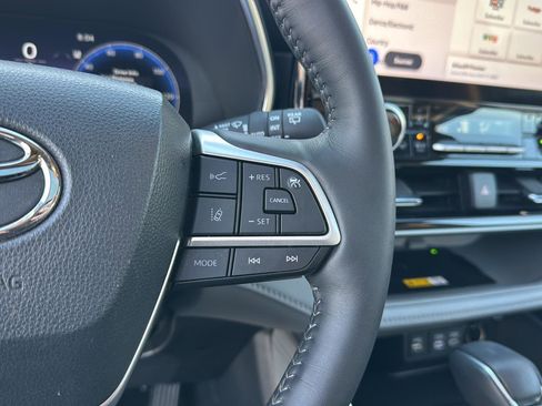 Used 2024 Toyota Highlander Platinum image 20