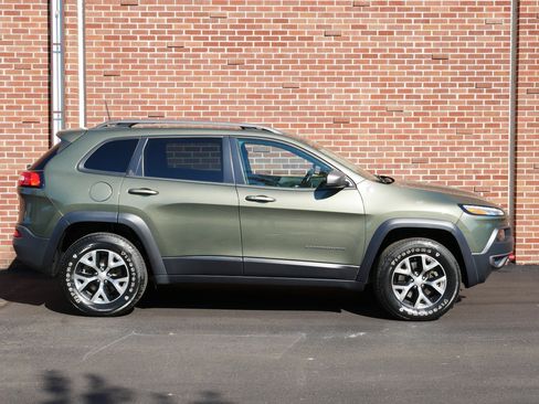 Used 2018 Jeep Cherokee Trailhawk w/ Cold Weather Group image 26