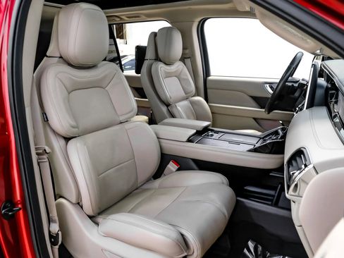 Used 2019 Lincoln Navigator Select image 29