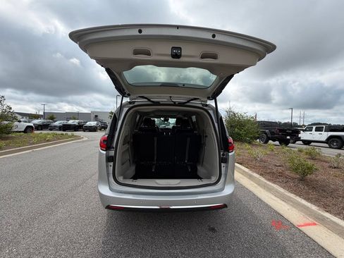 Used 2024 Chrysler Pacifica Limited FWD image 56