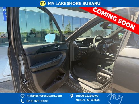 Used 2025 Jeep Grand Cherokee Altitude AWD/4WD image 12