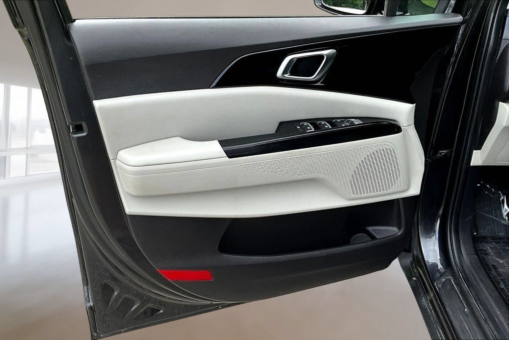 Used 2022 Kia Carnival EX FWD image 19