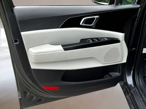 Used 2022 Kia Carnival EX FWD image 19