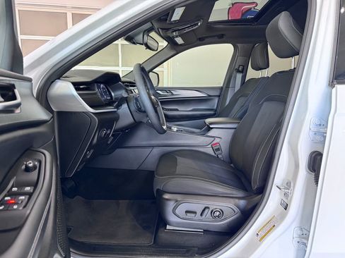 Used 2025 Jeep Grand Cherokee L Laredo image 8