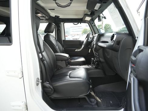 Used 2015 Jeep Wrangler Unlimited Rubicon w/ Connectivity Group AWD/4WD image 28