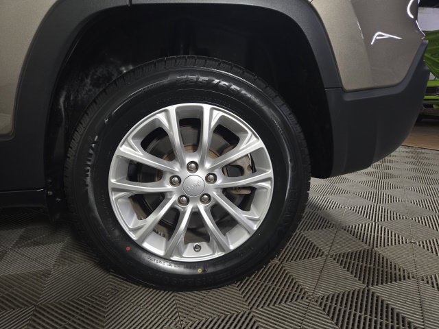 Used 2019 Jeep Cherokee Latitude w/ Popular Appearance Group AWD/4WD image 31