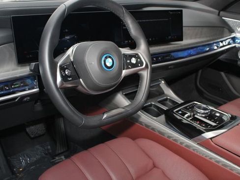 Used 2025 BMW i7 xDrive60 image 4