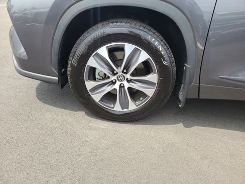 Used 2023 Toyota Highlander XLE AWD/4WD image 9