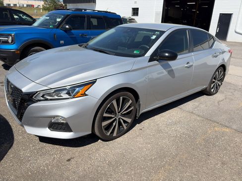 Used 2022 Nissan Altima 2.5 SR image 1