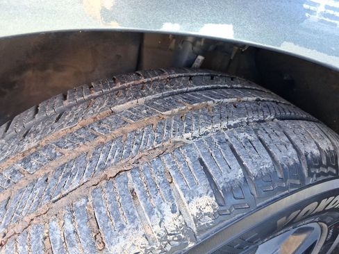 Used 2024 Kia Carnival EX image 27