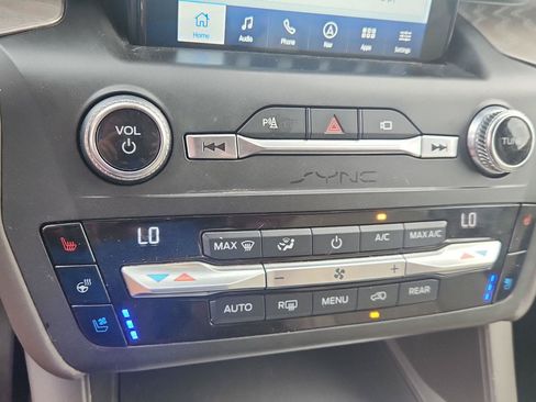 Used 2020 Ford Explorer Platinum w/ Premium Technology Package AWD/4WD image 18