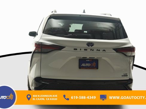 Used 2021 Toyota Sienna XSE FWD image 16