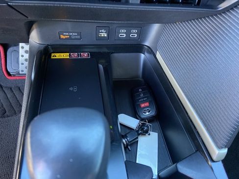 Used 2025 Toyota Camry SE image 38