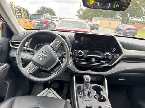 Used 2024 Toyota Highlander XLE FWD image 5