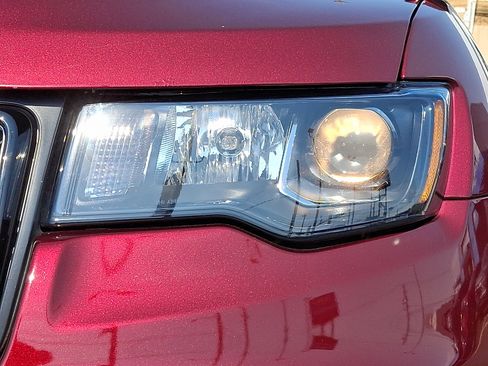 Used 2019 Jeep Grand Cherokee Altitude image 10