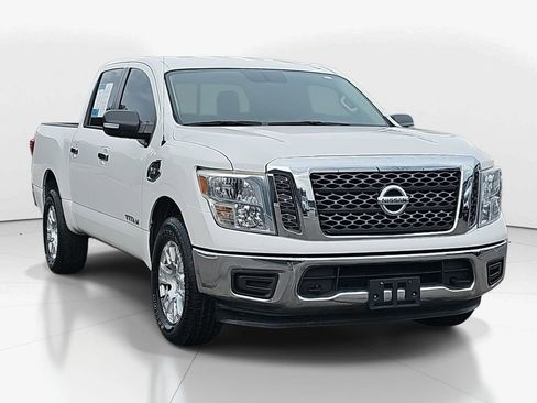 Used 2017 Nissan Titan SV image 2