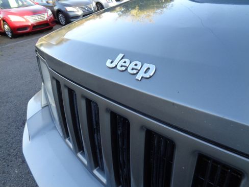Used 2012 Jeep Liberty Sport image 9