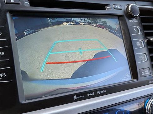 Used 2017 Toyota Highlander SE FWD image 14