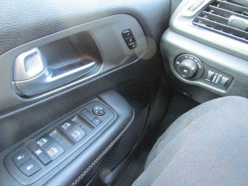 Used 2025 Chrysler Pacifica Select image 14