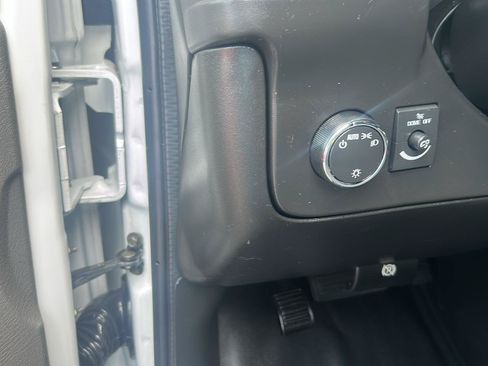 Used 2018 Chevrolet Express 2500 RWD image 19