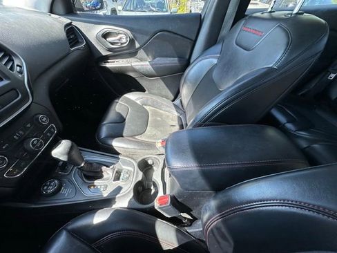 Used 2020 Jeep Cherokee Trailhawk image 25