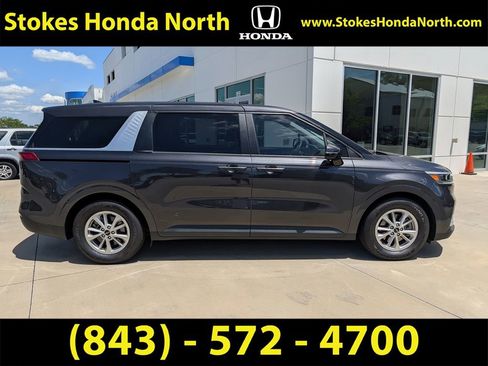Used 2023 Kia Carnival LX FWD image 9