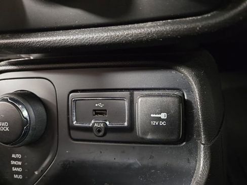 Used 2017 Jeep Renegade Latitude w/ Cold Weather Group AWD/4WD image 27