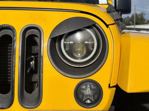 Used 2015 Jeep Wrangler Unlimited Sahara w/ Connectivity Group image 9