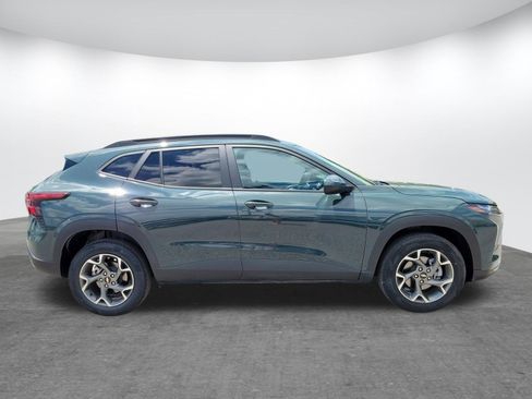 Used 2025 Chevrolet Trax LT FWD image 2