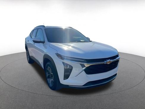 Used 2025 Chevrolet Trax LT image 3