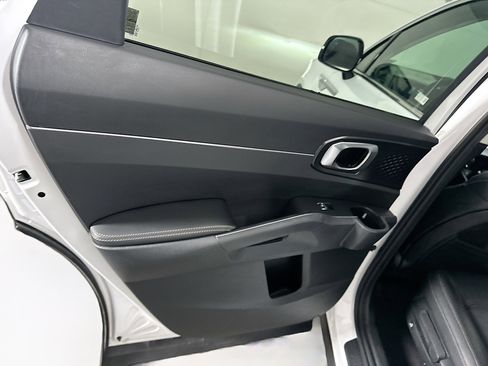 Used 2024 Kia Sorento S image 26