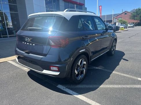 Used 2023 Hyundai Venue Limited FWD image 3