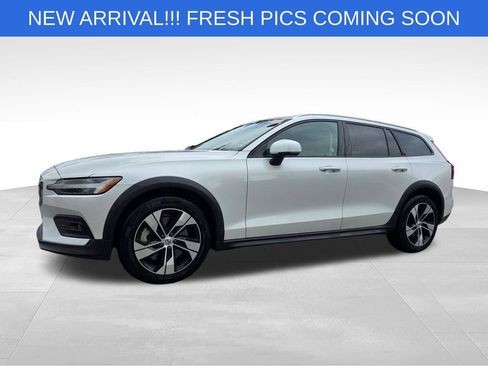 Used 2025 Volvo V60 B5 Cross Country Plus AWD/4WD image 2