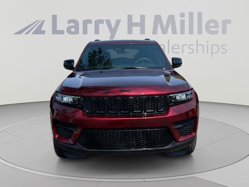 Used 2025 Jeep Grand Cherokee Altitude AWD/4WD image 8