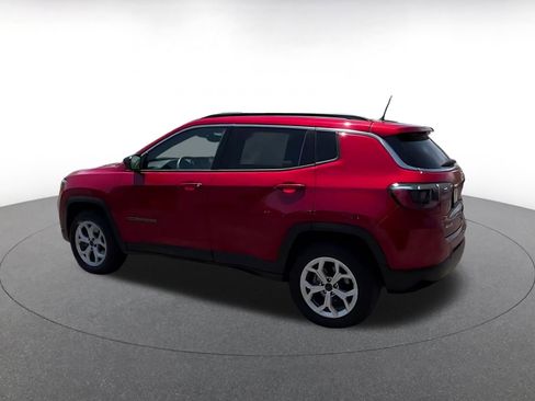 Used 2025 Jeep Compass Latitude AWD/4WD image 9