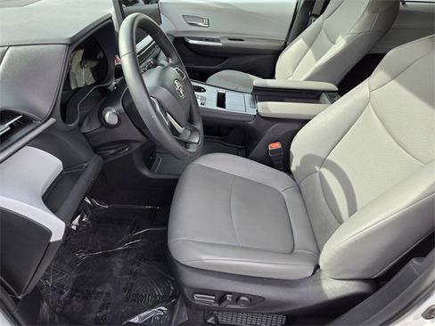 Used 2025 Toyota Sienna XLE image 10
