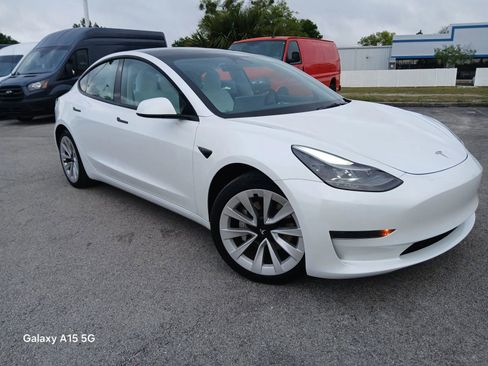 Used 2023 Tesla Model 3 Standard Range image 1