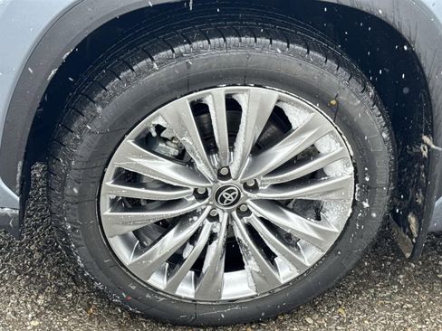 Used 2024 Toyota Highlander Platinum image 10