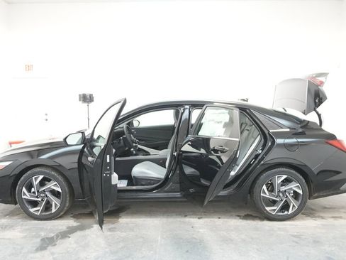 New 2026 Hyundai Elantra Limited image 24