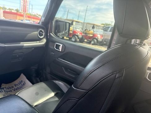 Used 2018 Jeep Wrangler Unlimited Sahara AWD/4WD image 17