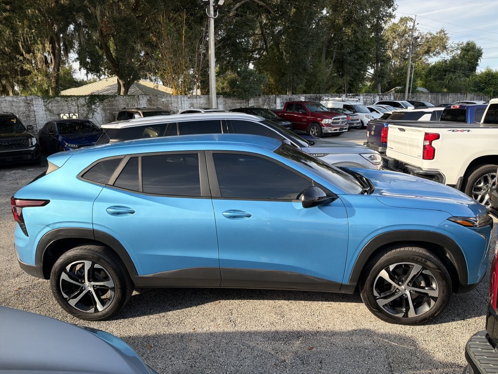 Used 2025 Chevrolet Trax RS w/ Driver Confidence Package FWD image 3