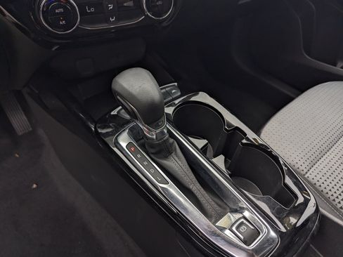 Used 2025 Chevrolet Trax LT FWD image 11