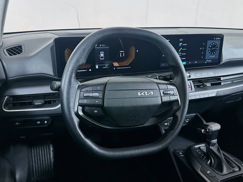 Used 2025 Kia K4 LXS image 18