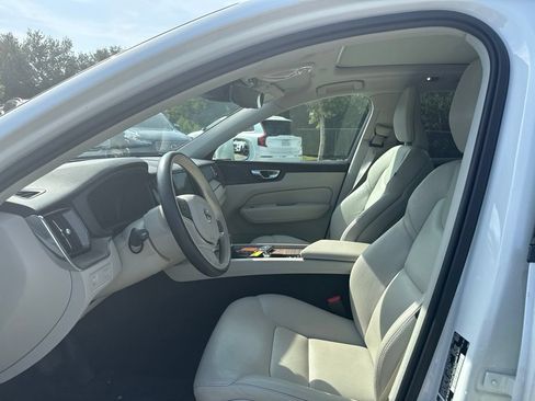 Used 2021 Volvo XC60 T5 Momentum w/ Premium Package AWD/4WD image 18