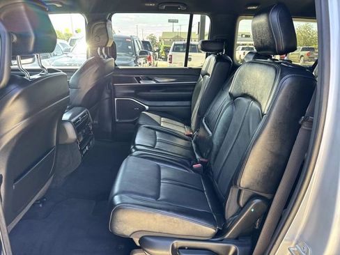 Used 2024 Jeep Wagoneer L Series III w/ Flexible Seating Group AWD/4WD image 19
